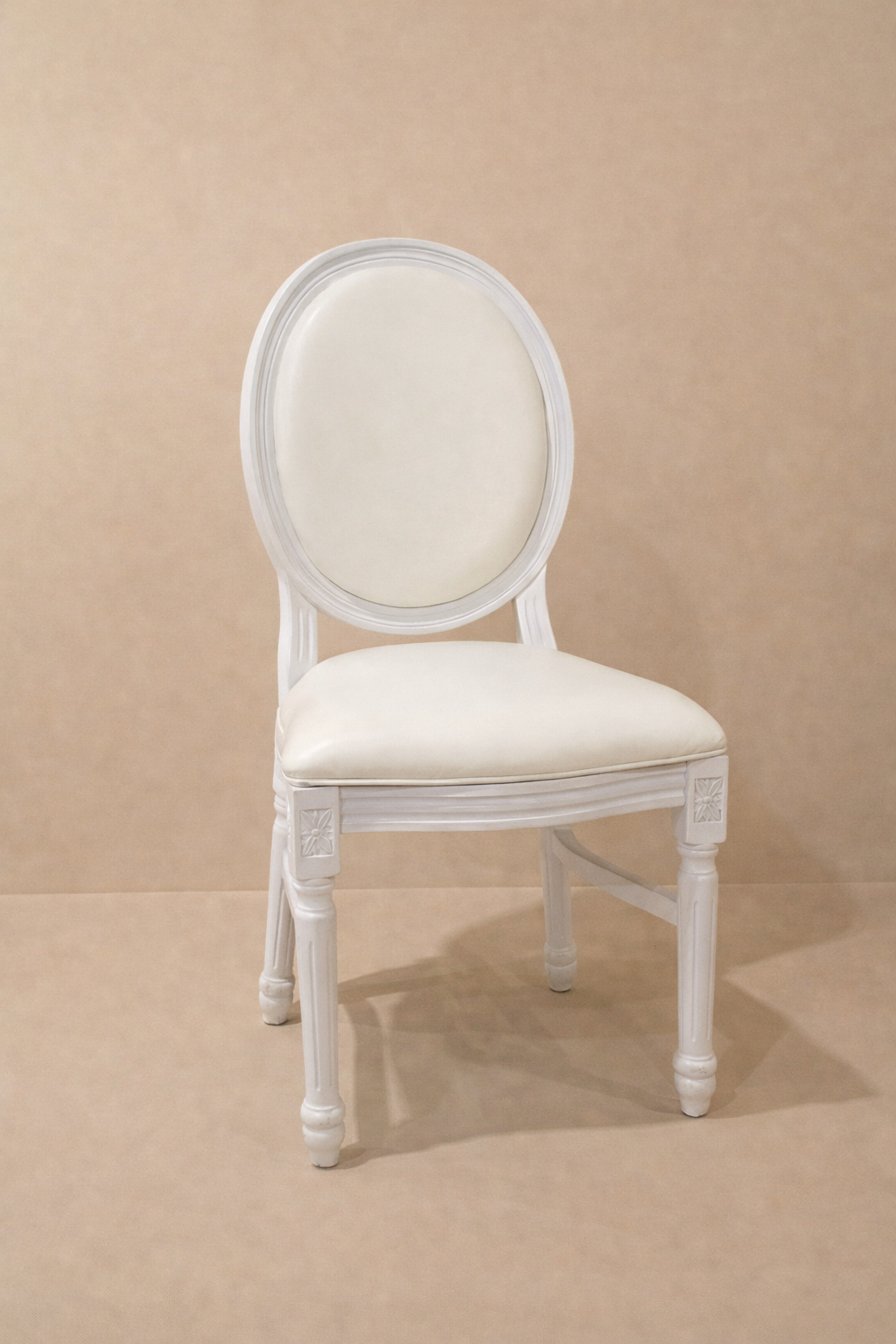 Chaise Médaillon « LOUIS XVI» blanche en résine empilable