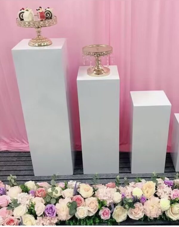 Trio de colonnes carrées blanches laquées