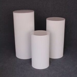 Trio de colonnes cylindriques striées