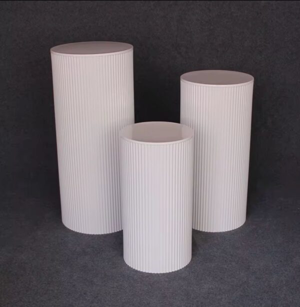 Trio de colonnes cylindriques striées