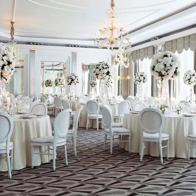 Chaise Médaillon « LOUIS XVI» blanche en résine empilable – Image 3