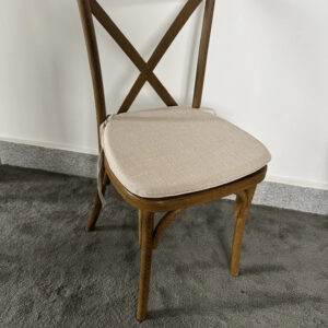 Chaise croisée en résine effet bois