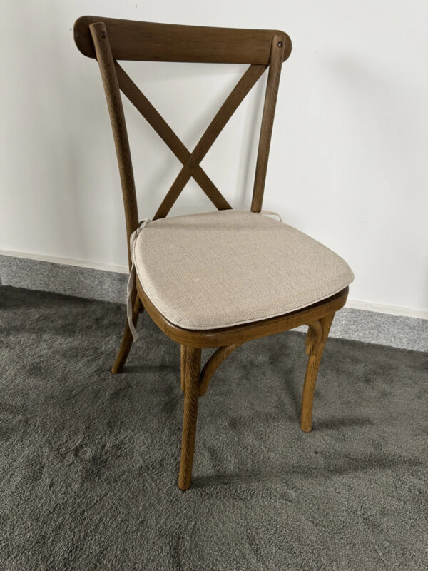 Chaise croisée en résine effet bois